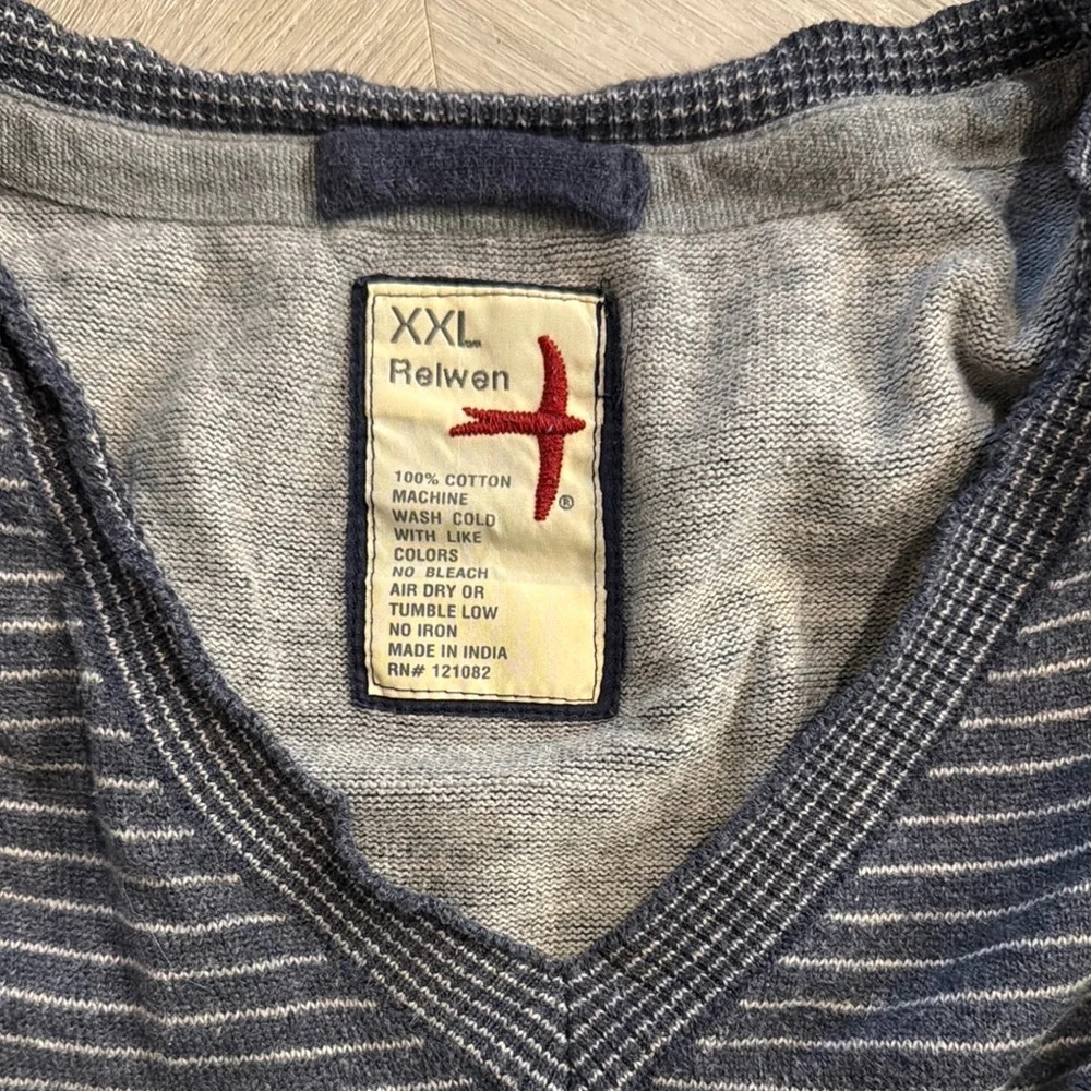 Gray V-Neck Sweater with Ribbed Texture - Picture 3 of 8